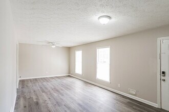 5010 Ailene Dr in Douglasville, GA - Foto de edificio - Building Photo