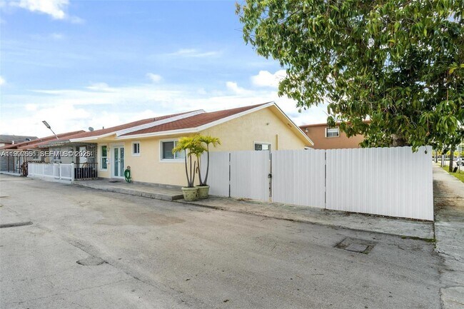 330 W 74th Pl in Hialeah, FL - Building Photo - Building Photo