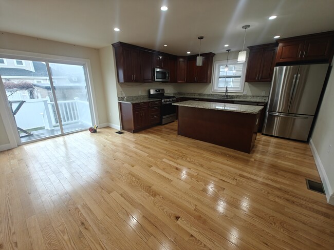 42 Elmwood Ave in Revere, MA - Foto de edificio - Building Photo