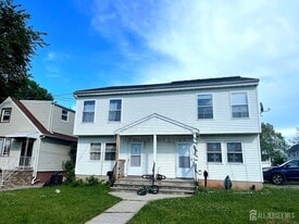 150 Lowell St in Carteret, NJ - Building Photo
