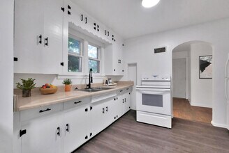 401 Hylewood Ave in Lansing, MI - Building Photo - Building Photo