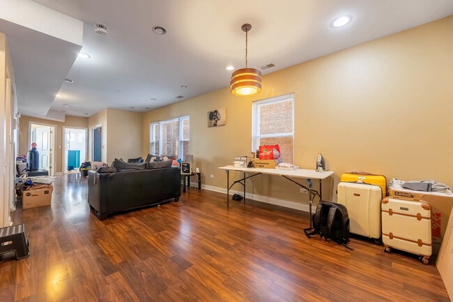 8010 S Michigan Ave in Chicago, IL - Building Photo - Building Photo