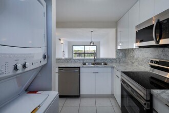 10290 NW 9th St Cir in Miami, FL - Building Photo - Building Photo