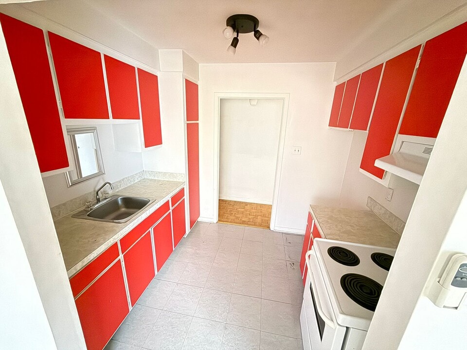 98 Rue Chénier in Châteauguay, QC - Building Photo