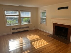 24 Linden Rd in Barrington, RI - Foto de edificio - Building Photo