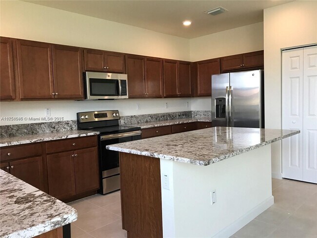 9311 W 35th Ave in Hialeah, FL - Building Photo - Building Photo