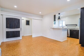 256 W Tujunga Ave, Unit B in Burbank, CA - Building Photo - Building Photo