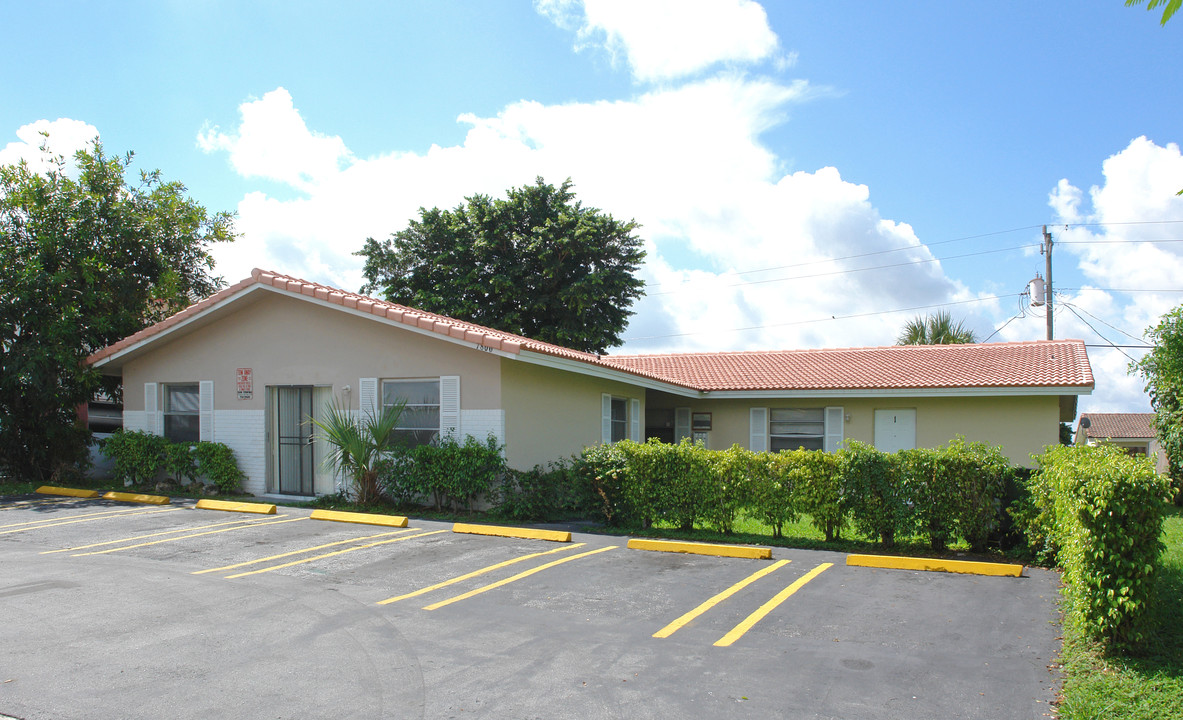 7800 NW 44th Ct in Coral Springs, FL - Foto de edificio