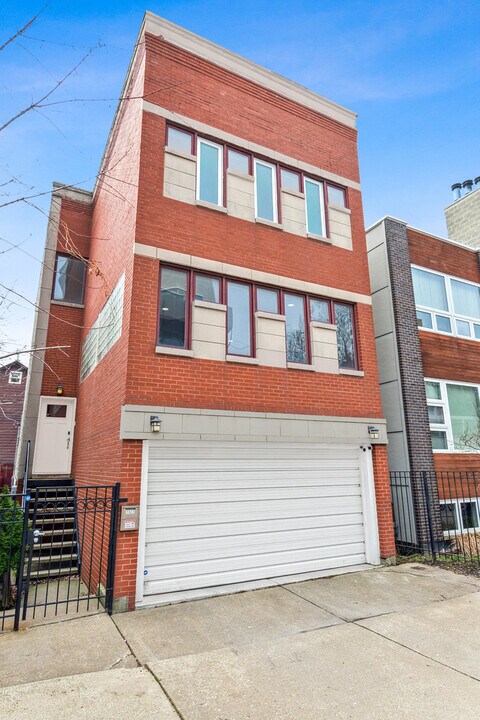 1527 W Pearson St in Chicago, IL - Building Photo