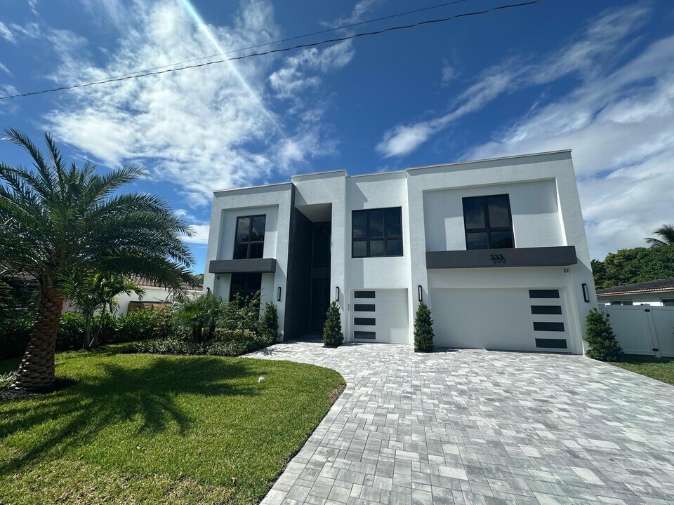 333 NE Spanish Ct in Boca Raton, FL - Building Photo