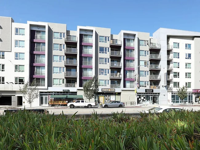 235 San Pedro St, Unit #1548 in Los Angeles, CA - Foto de edificio - Building Photo