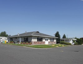 Poplar Mobile Manor in Wood Village, OR - Building Photo