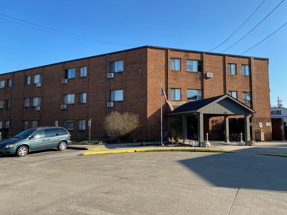 102 E Randolph St in Pinckneyville, IL - Building Photo