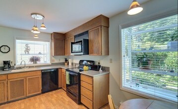 419 122nd St SW in Everett, WA - Foto de edificio - Building Photo