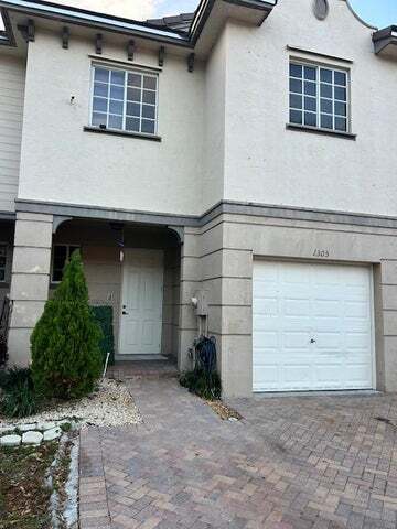 1305 Lucaya Dr in Riviera Beach, FL - Foto de edificio - Building Photo