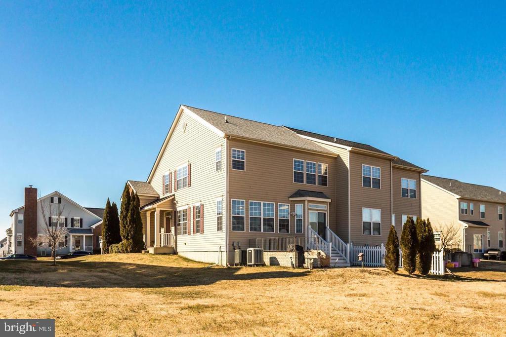 1028 Llano Dr in La Plata, MD - Building Photo