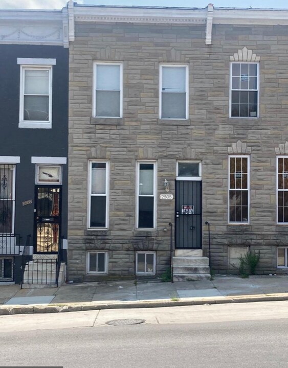 2505 W Baltimore St Photo