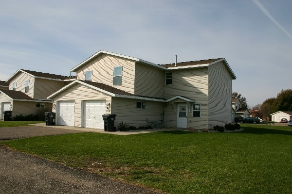 Willow Court Townhomes in Worthington, MN - Foto de edificio