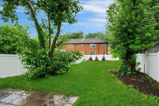 84 Grove St in Somerville, NJ - Building Photo - Building Photo