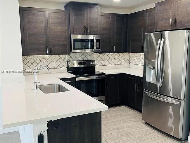 648 NE 5th Way in Florida City, FL - Building Photo - Building Photo