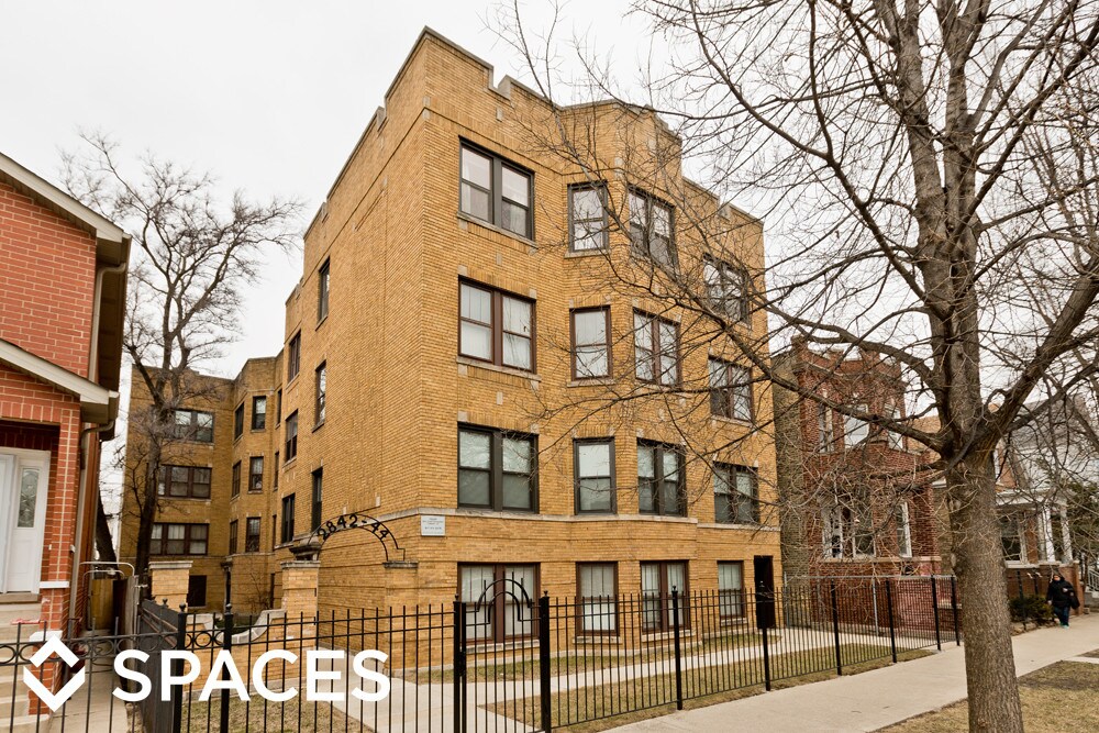 2844 W Fletcher St in Chicago, IL - Building Photo