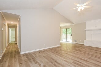 6378 Valley Brook Dr in Riverdale, GA - Foto de edificio - Building Photo