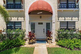 15 Uno Lago Dr in North Palm Beach, FL - Building Photo - Building Photo