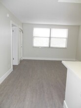 738 Executive Center Dr in West Palm Beach, FL - Building Photo - Building Photo