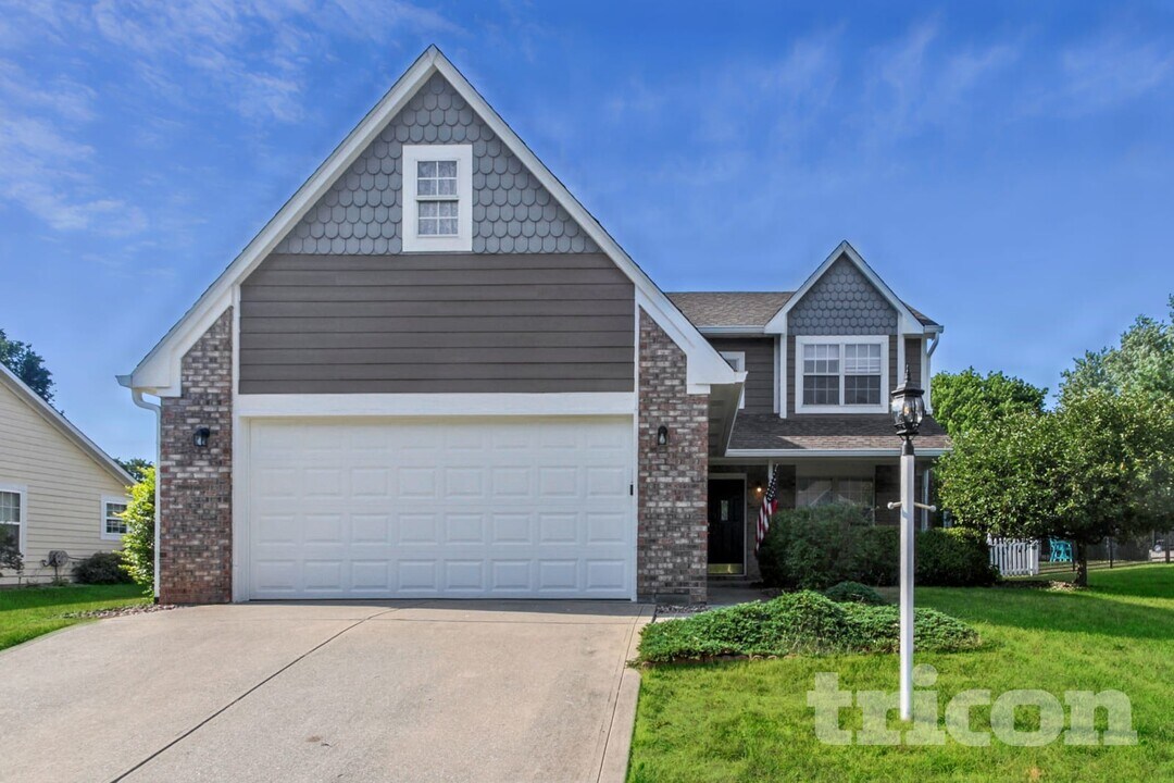 7396 Autumn Ct in Avon, IN - Foto de edificio