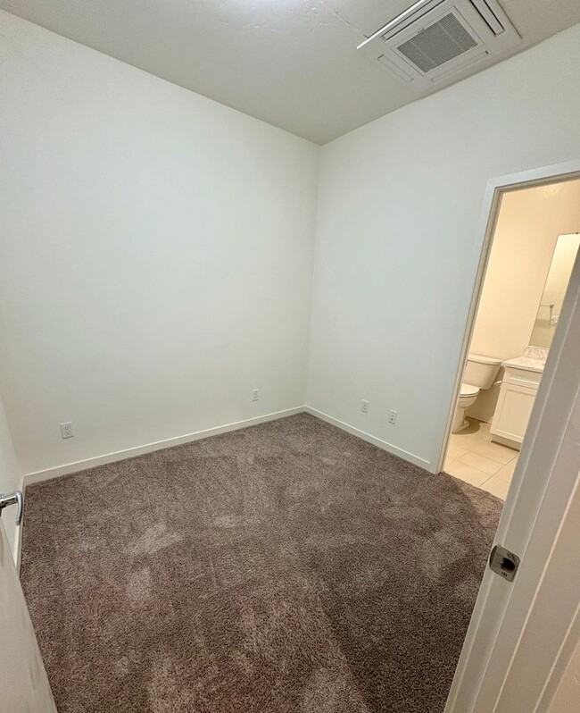 179 Log Pond Ln in Sacramento, CA - Building Photo - Building Photo