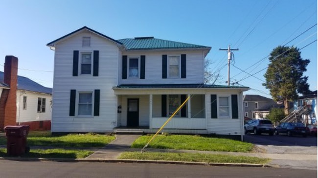 305 Montgomery St, Unit #2 in Johnson City, TN - Foto de edificio - Building Photo