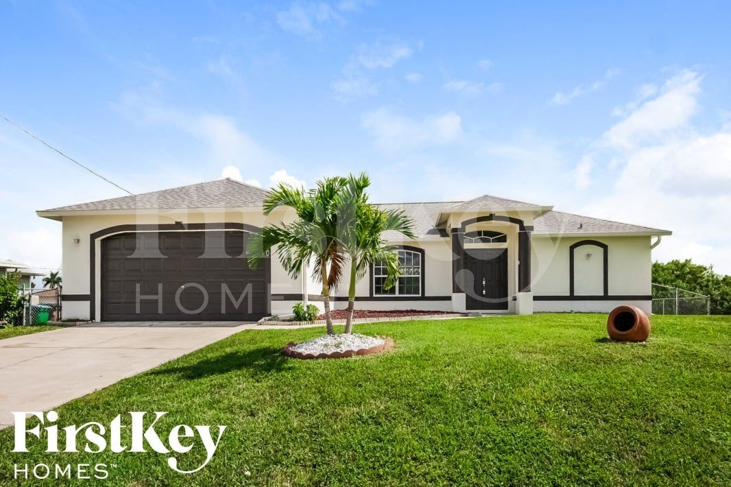 530 NE 15th Terrace in Cape Coral, FL - Foto de edificio