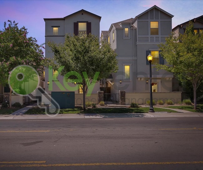 487 McClatchy Way in Sacramento, CA - Building Photo - Building Photo
