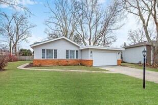 1923 Pawnee Ln in Mount Prospect, IL - Building Photo