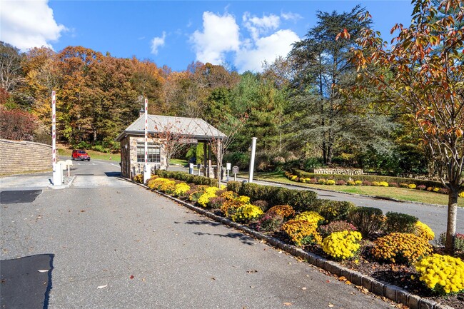 29 The Grasslands in Woodbury, NY - Building Photo - Building Photo