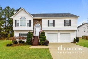 102 Bonnabel Ct in Dallas, GA - Building Photo