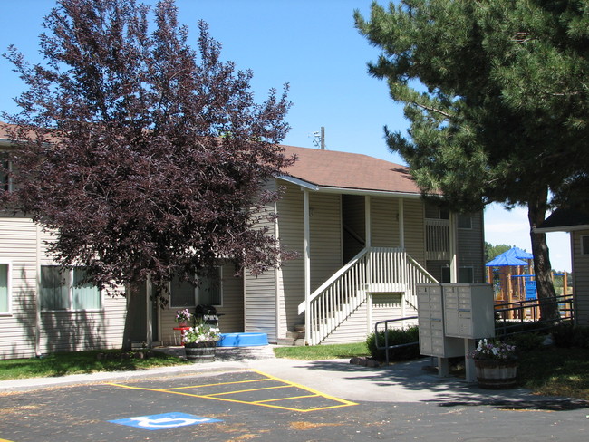 Evergreen Village Apartments in Gooding, ID - Foto de edificio - Building Photo