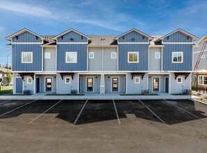 Five Mile Crossing Townhomes in Boise, ID - Building Photo - Building Photo