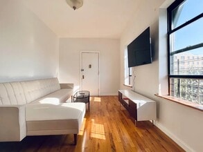 Furnished room/NOT APARTMENT, Unit 4L in Brooklyn, NY - Foto de edificio - Building Photo