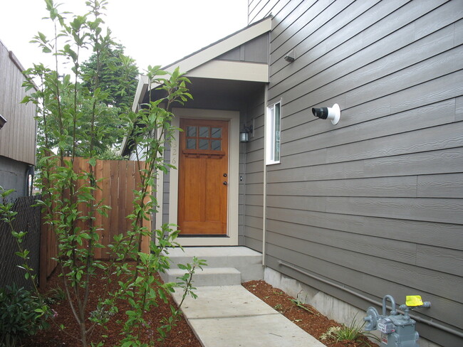 326 NE Stafford St in Portland, OR - Building Photo - Building Photo