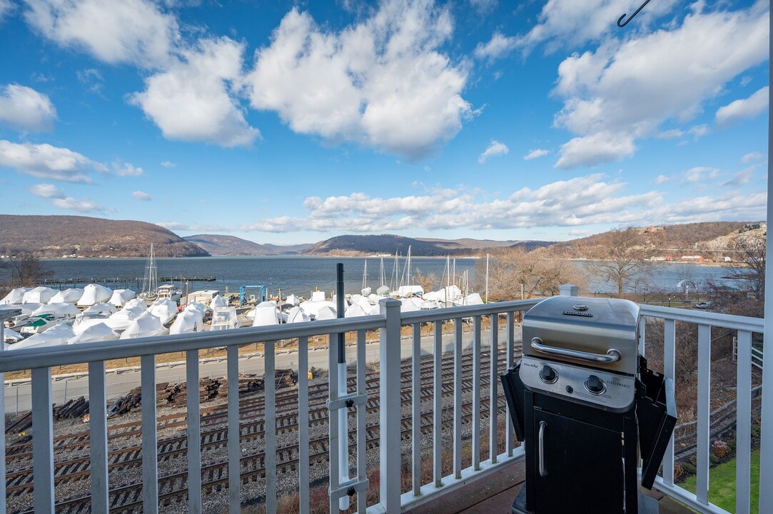 226 Waterside Close in Peekskill, NY - Building Photo