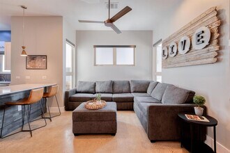 2800 Crest Ave in Austin, TX - Building Photo - Building Photo