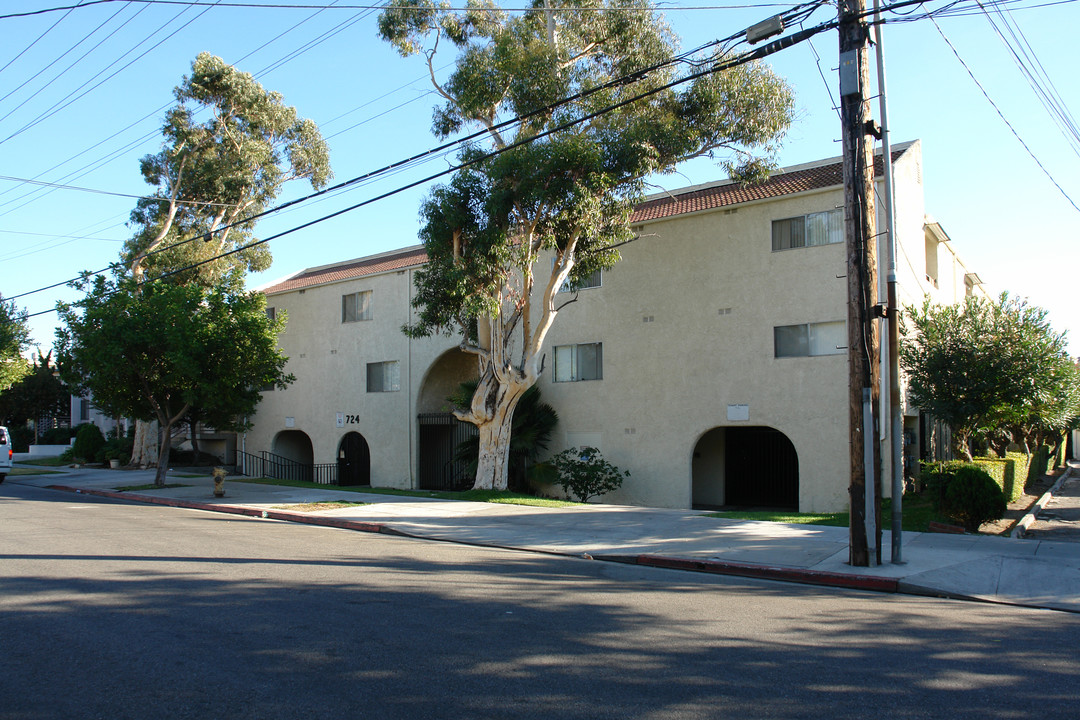 724 E Windsor Rd in Glendale, CA - Foto de edificio