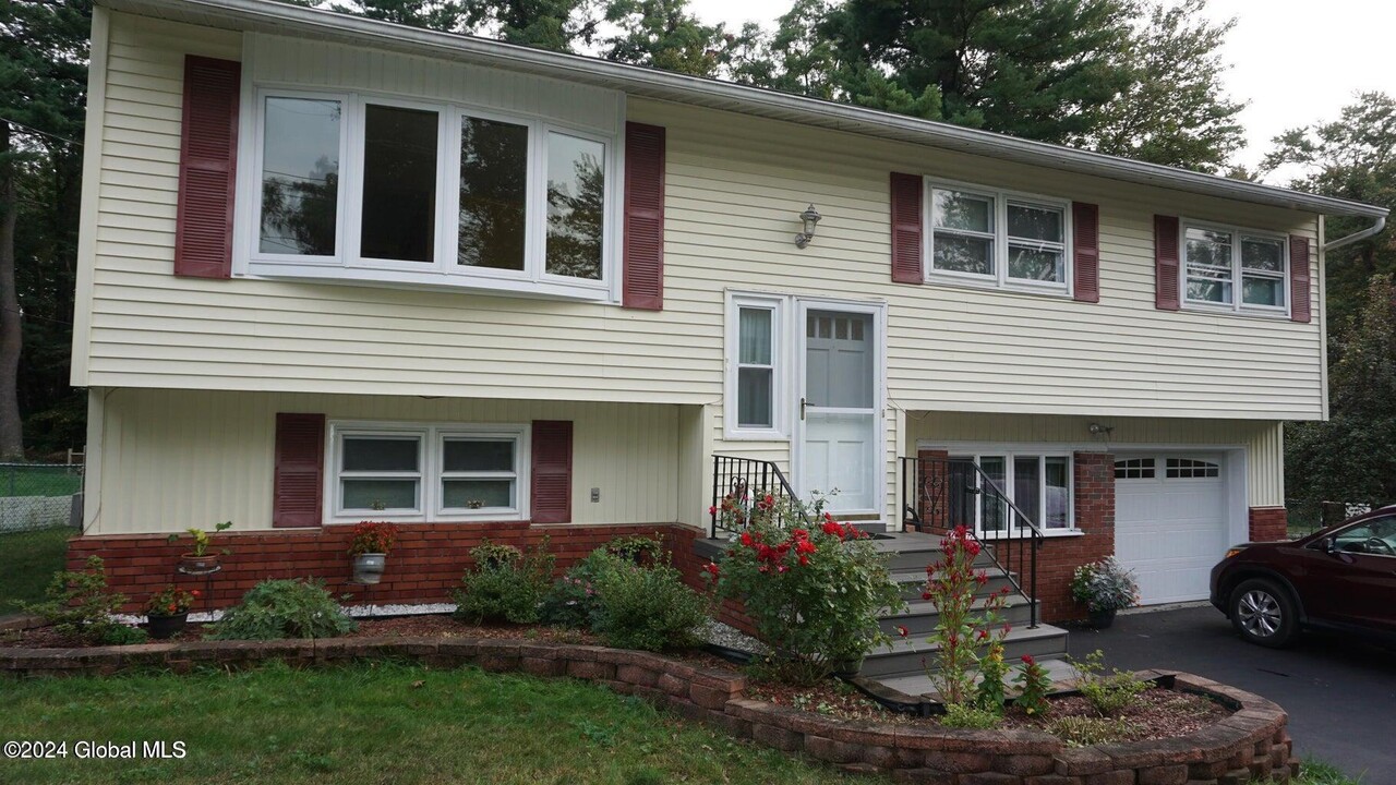 14 Apple Blossom Ln in Albany, NY - Building Photo