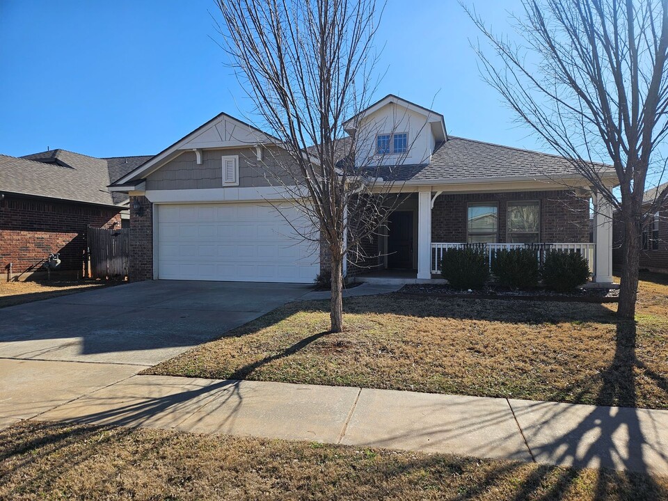 1014 Eaglerock Ln in Norman, OK - Building Photo