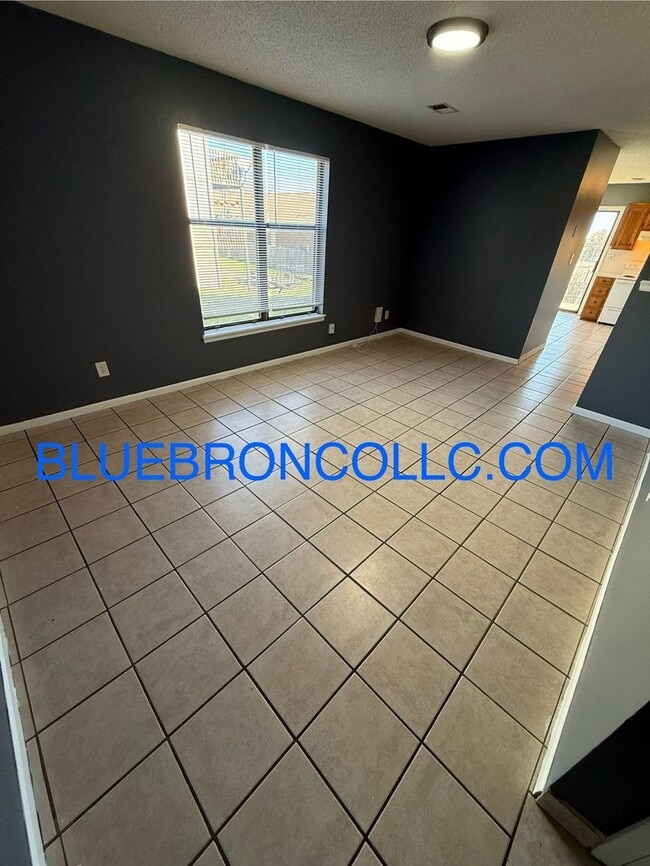 201 Sky Vue Dr in Raymore, MO - Building Photo - Building Photo