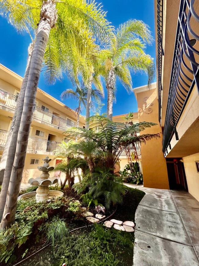 7555 Linda Vista Rd in San Diego, CA - Building Photo - Building Photo