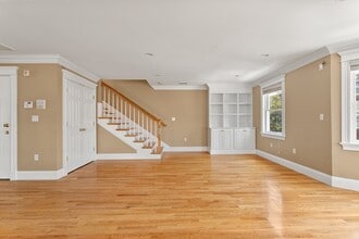 212 W 9th St, Unit 1 in Boston, MA - Foto de edificio - Building Photo