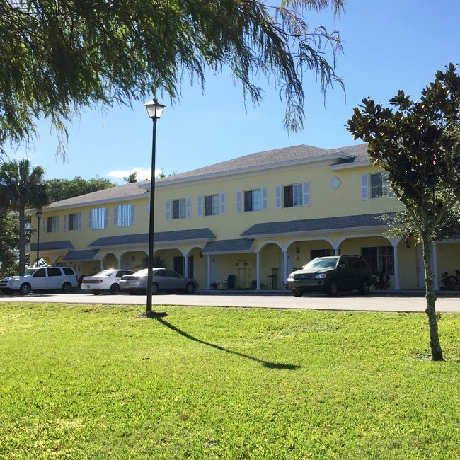 Colonial Palms in Palm Springs, FL - Building Photo - Building Photo