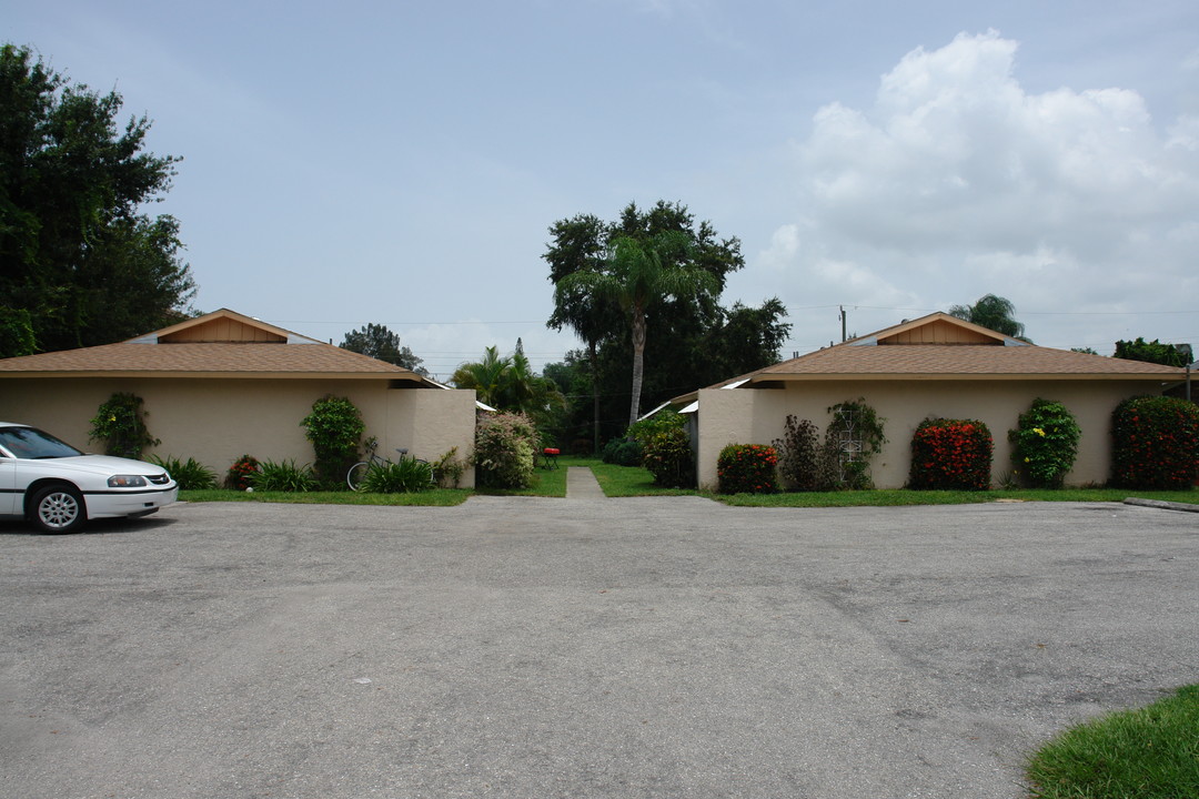 2027 Fiesta Dr in Sarasota, FL - Building Photo